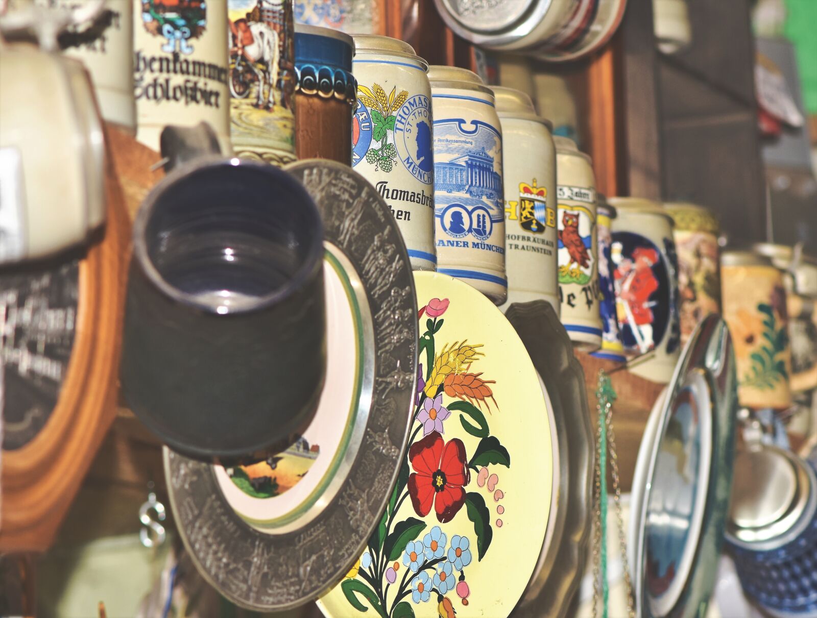 Nikon D7200 sample photo. Flea market, junk, beer photography