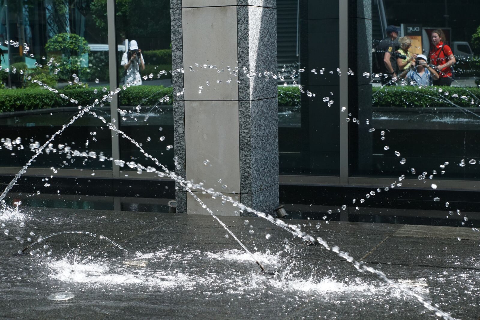 Sony ILCA-77M2 + Sony DT 16-50mm F2.8 SSM sample photo. Waters, spray, city photography