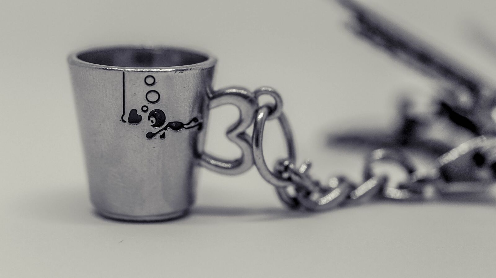 Canon EOS 700D (EOS Rebel T5i / EOS Kiss X7i) sample photo. Cup, love, chain photography