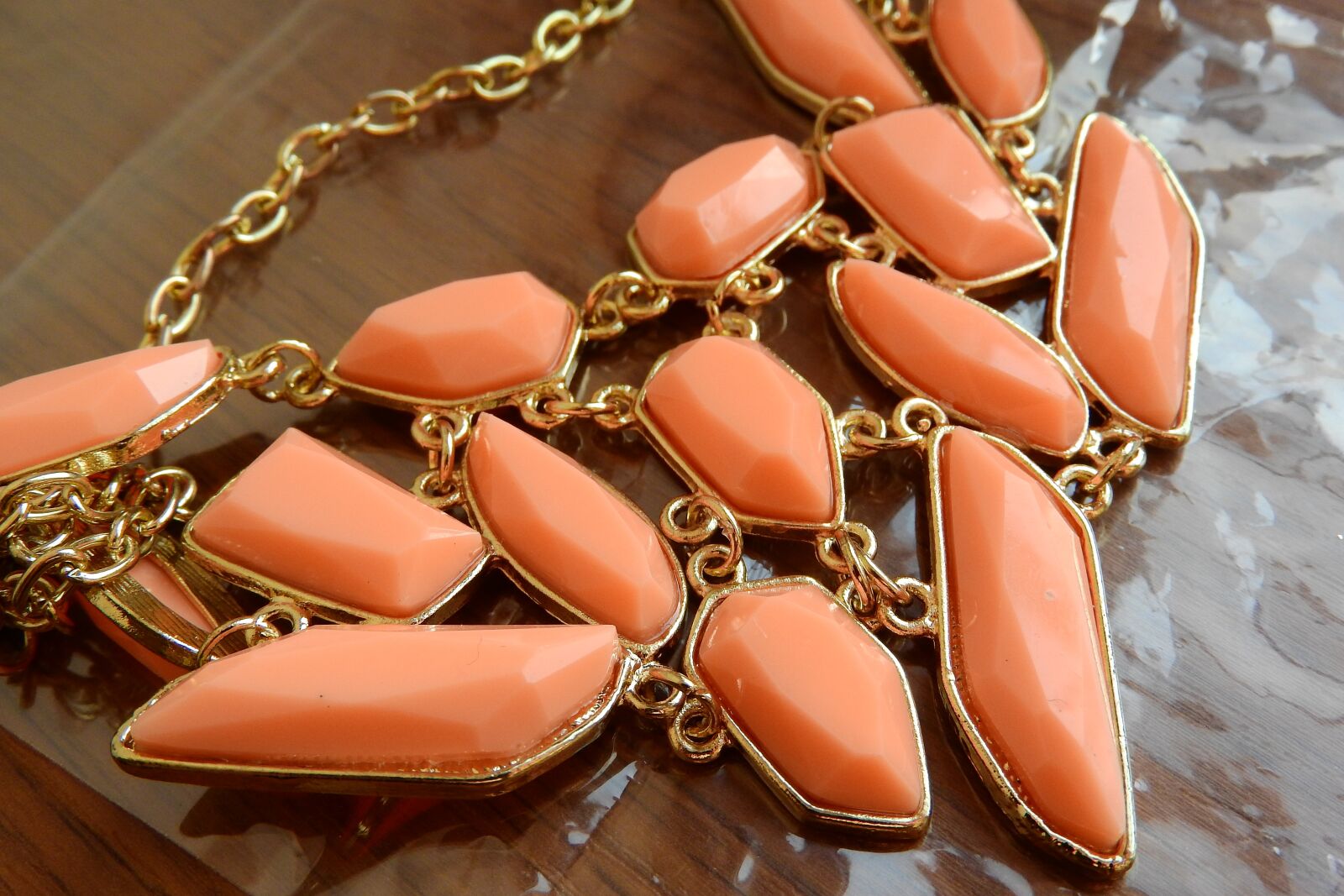 Nikon Coolpix P610 sample photo. Necklace of resin, detail photography