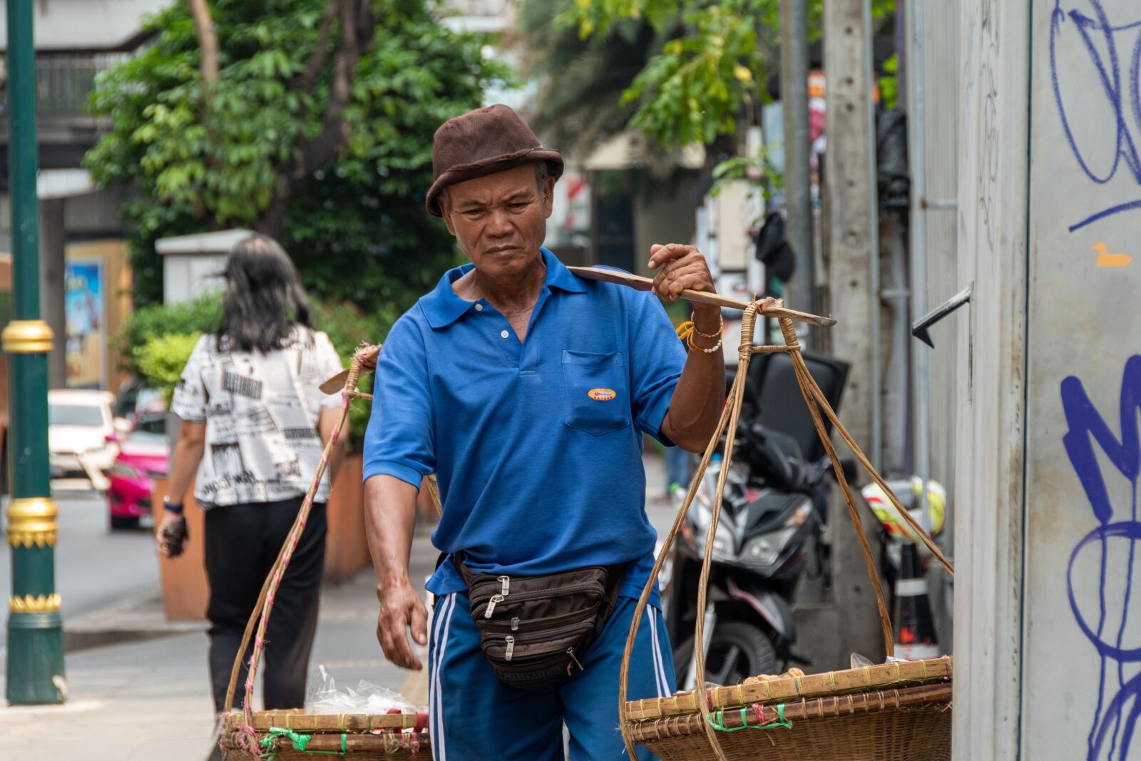 Nikon D5600 sample photo. Man, working, city photography