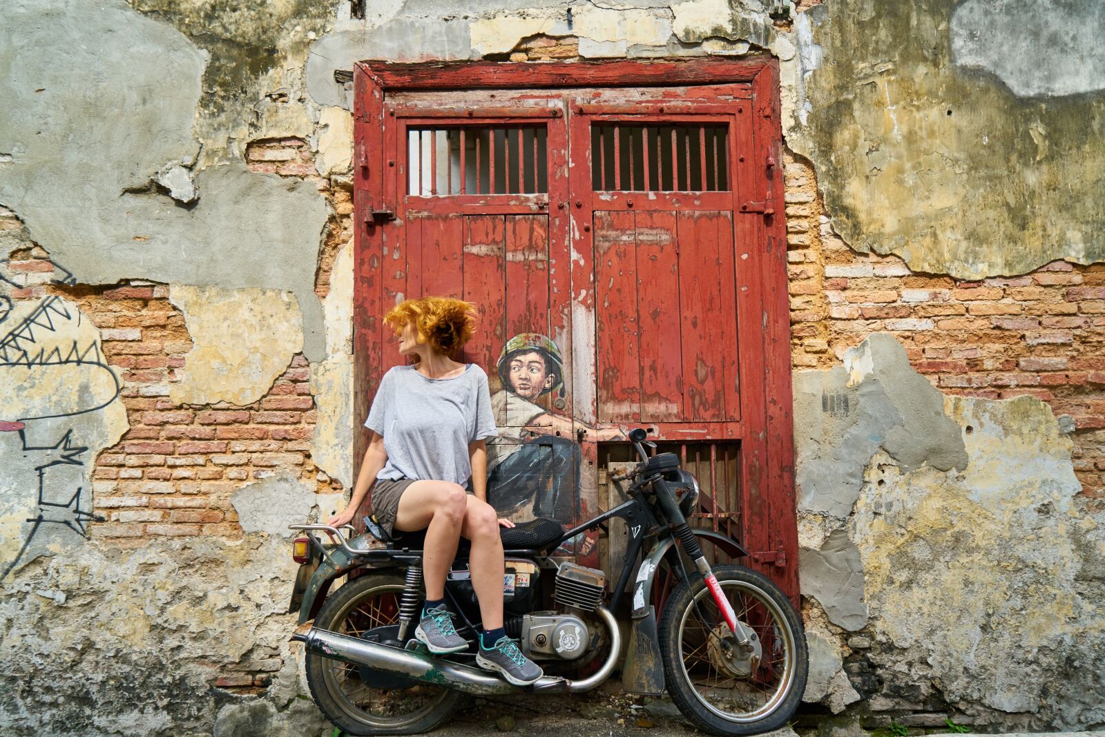 Sony a7R II sample photo. Street, graffiti, hair photography