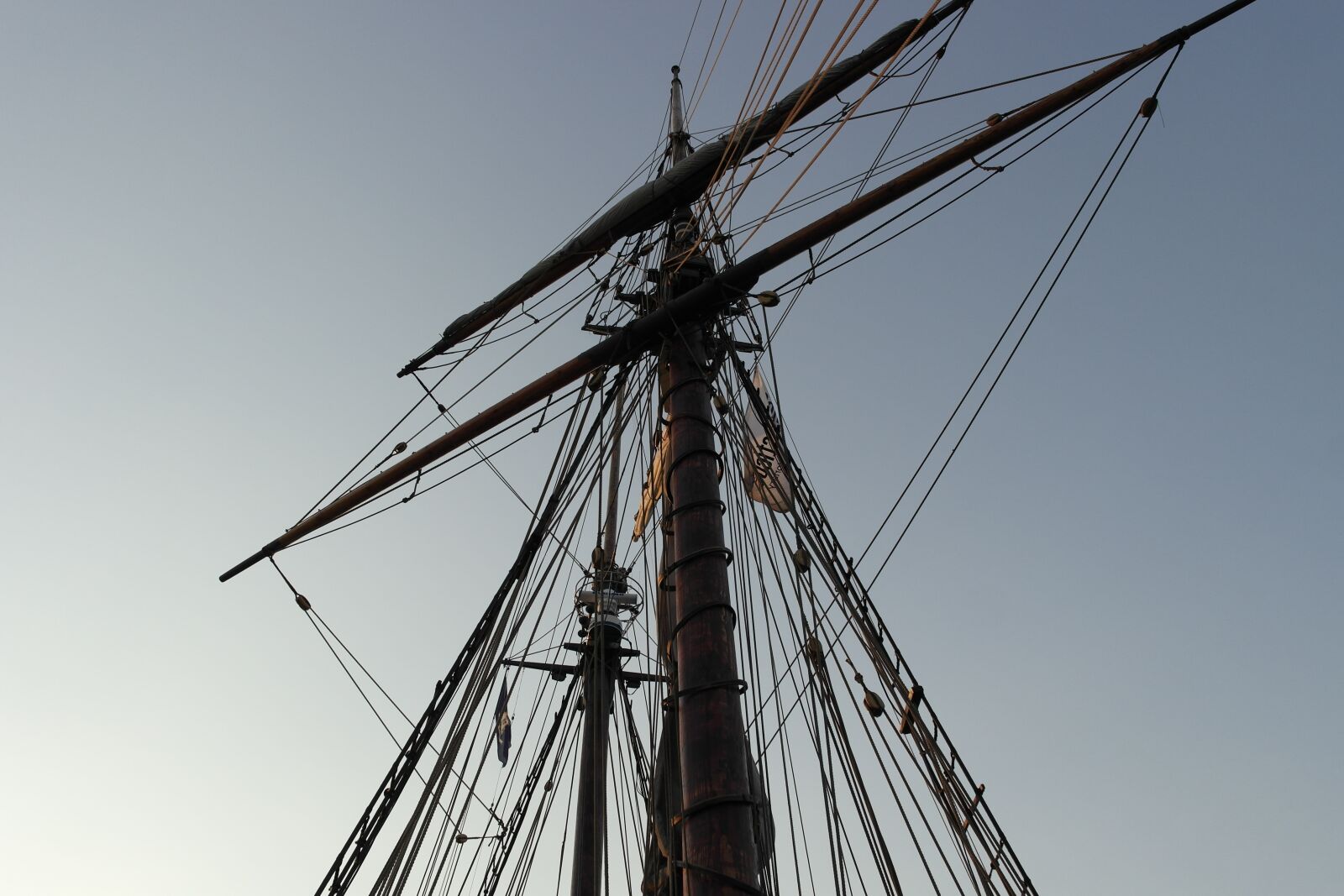 Samsung NX1000 sample photo. Mast, sky, rope photography
