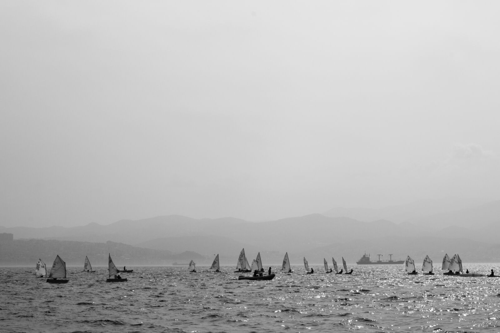 Canon EOS 700D (EOS Rebel T5i / EOS Kiss X7i) + Canon EF 50mm F1.8 II sample photo. Minimalist, sails, sea photography