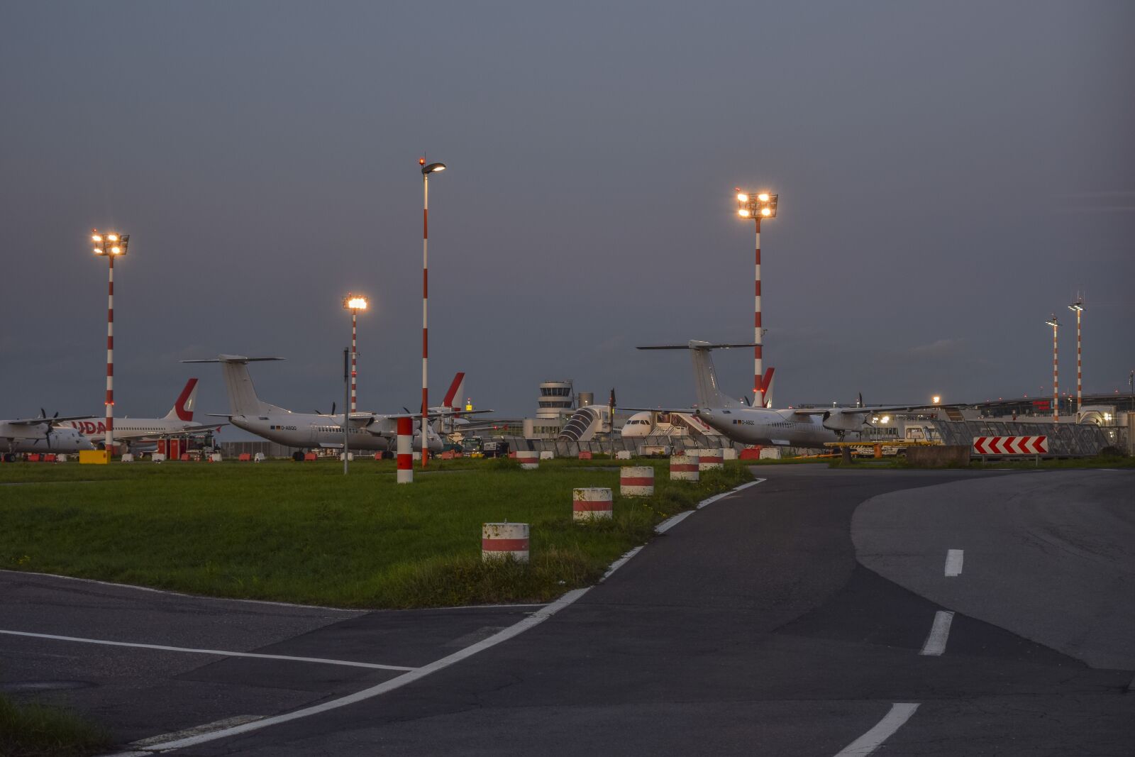 Nikon D3300 sample photo. Airport, prior to, passenger photography