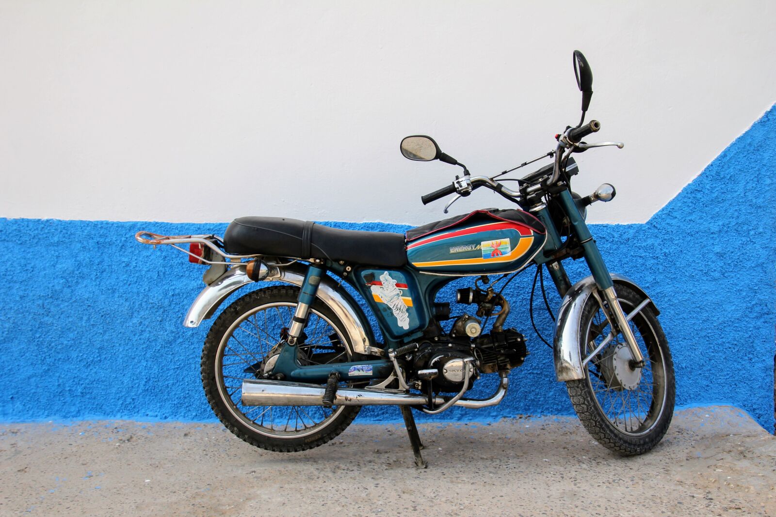 Canon EOS 60D sample photo. Motorcycle, blue, white photography