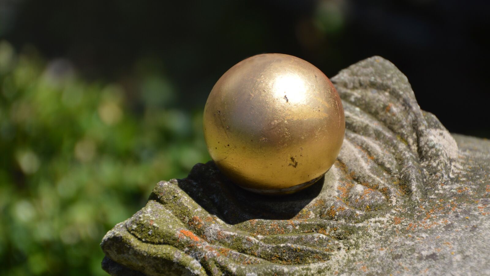 Nikon D3200 sample photo. Ball, gold, grave photography