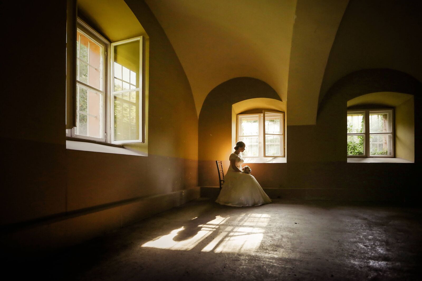 Canon EF 16-35mm F2.8L II USM sample photo. Window, alone, bride, empty photography