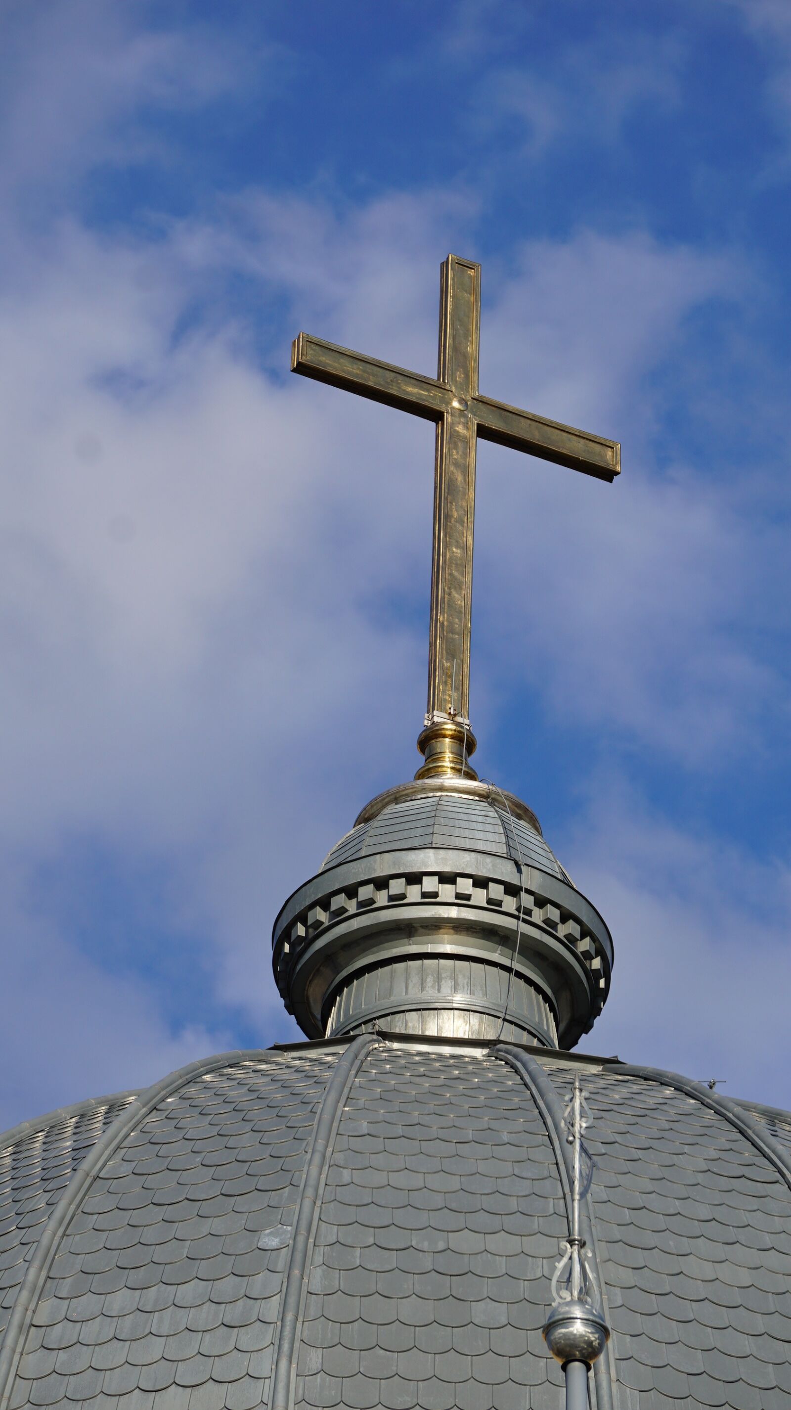Sony E 55-210mm F4.5-6.3 OSS sample photo. Church, cross, architecture photography