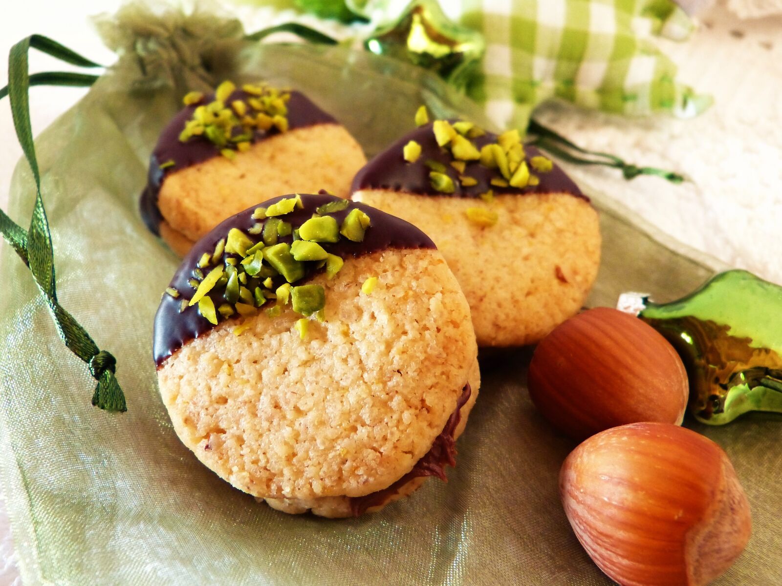 Panasonic Lumix DMC-FZ150 sample photo. Nut thalers, pistachios, christmas photography