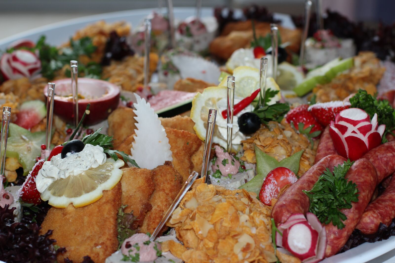 Canon EOS 600D (Rebel EOS T3i / EOS Kiss X5) + Canon EF 50mm F1.4 USM sample photo. Canape, chunks, odds and photography