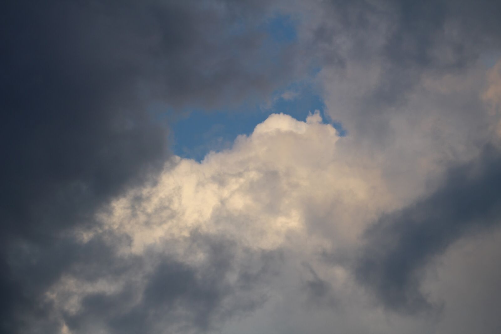 Canon EOS 1300D (EOS Rebel T6 / EOS Kiss X80) + EF75-300mm f/4-5.6 sample photo. Sky, clouds, fluffy photography