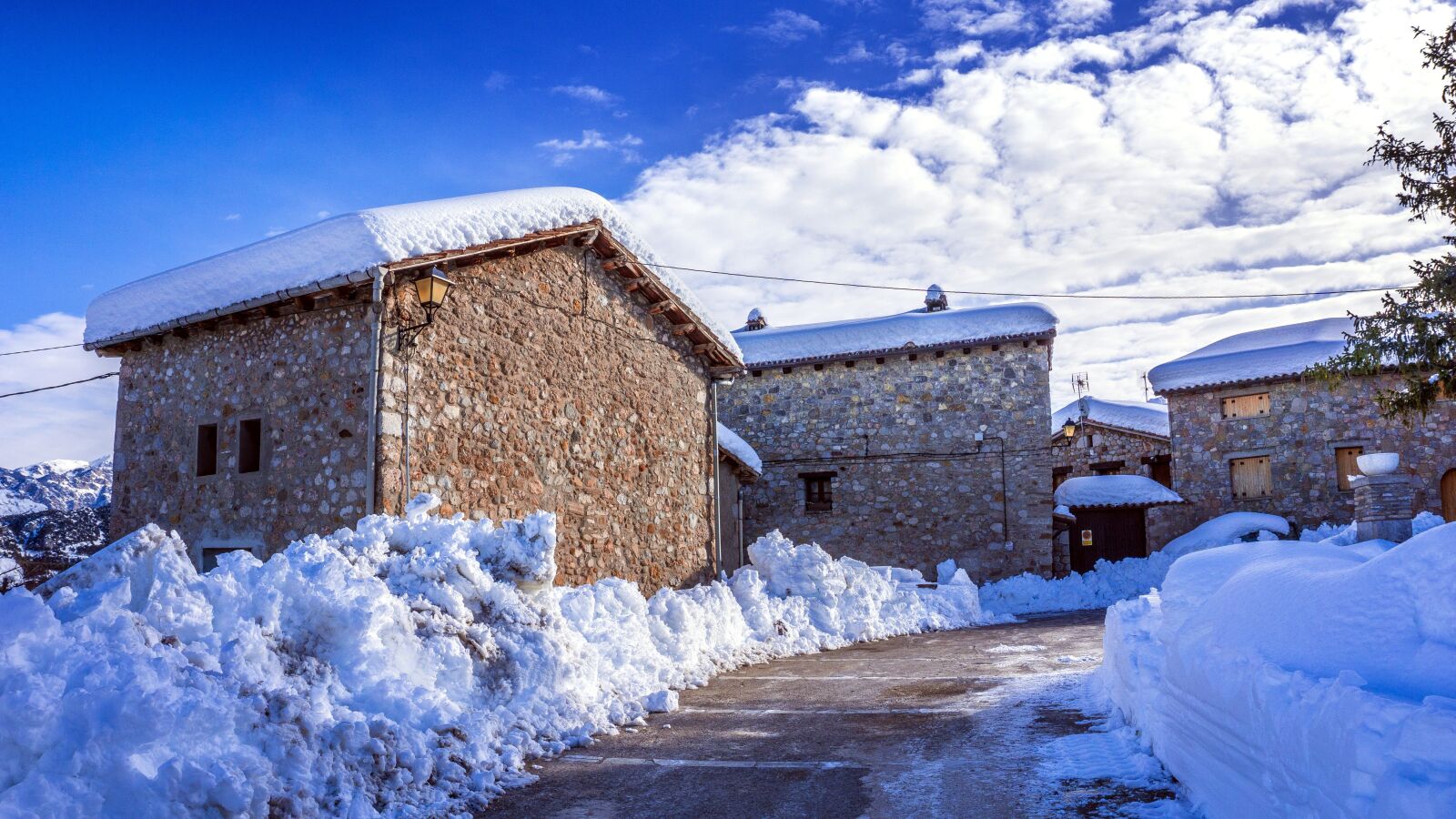 Sony E 16-50mm F3.5-5.6 PZ OSS sample photo. Snow, winter, cold photography