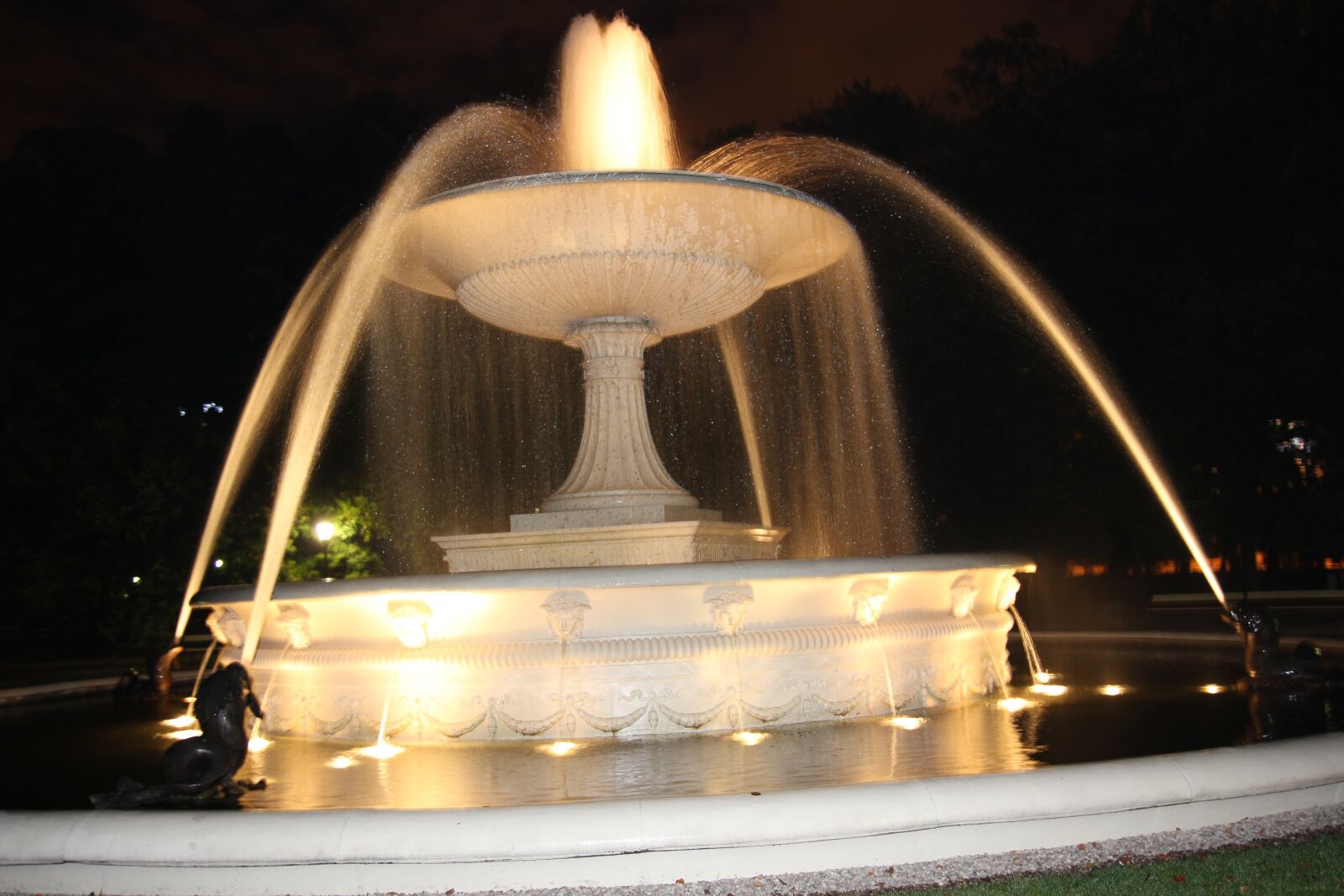 Canon EOS 550D (EOS Rebel T2i / EOS Kiss X4) sample photo. Fountain, outdoor, water photography