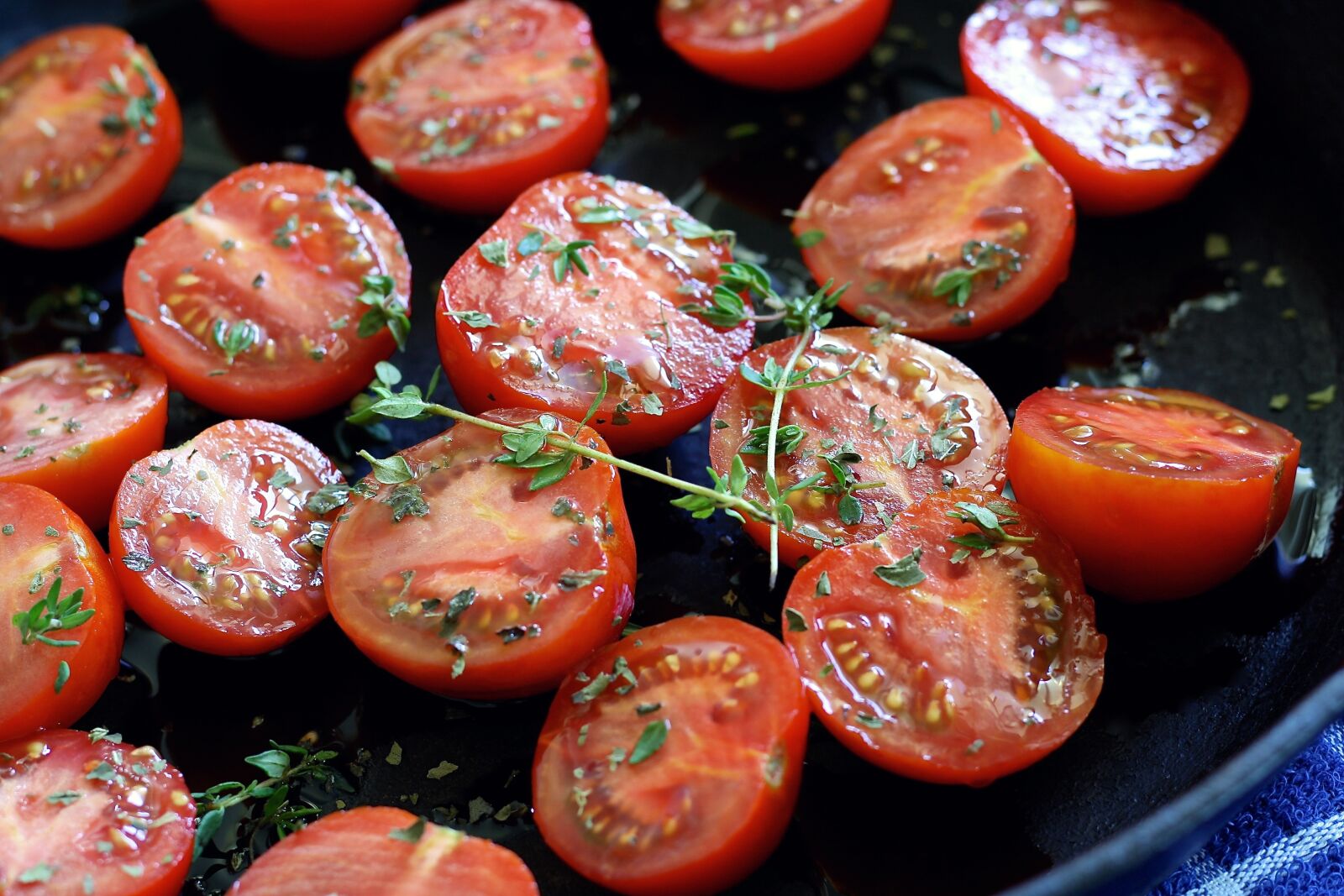 Canon EOS 1000D (EOS Digital Rebel XS / EOS Kiss F) sample photo. Tomatoes, red, fresh photography