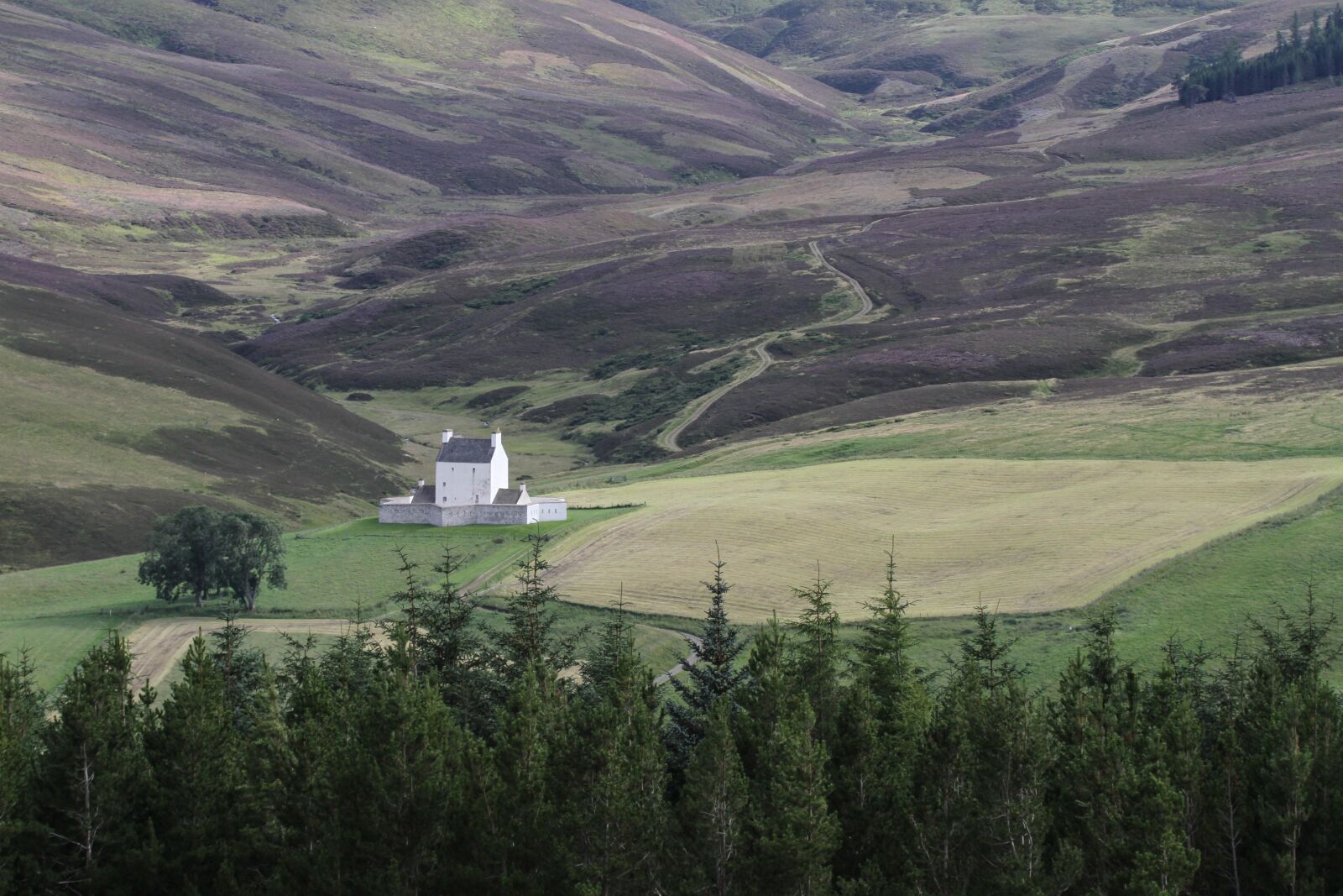 Canon EF 100-400mm F4.5-5.6L IS USM sample photo. Corgarff castle, castle, highlands photography