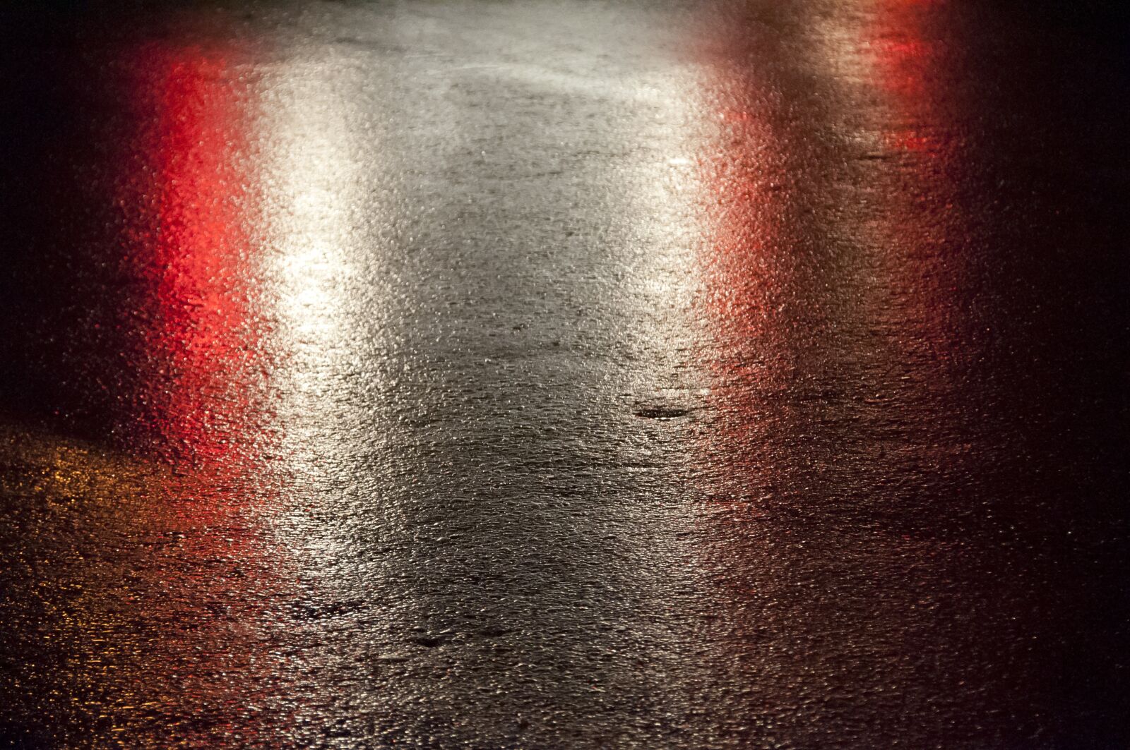 Nikon D5000 sample photo. Traffic lights, asphalt, night photography