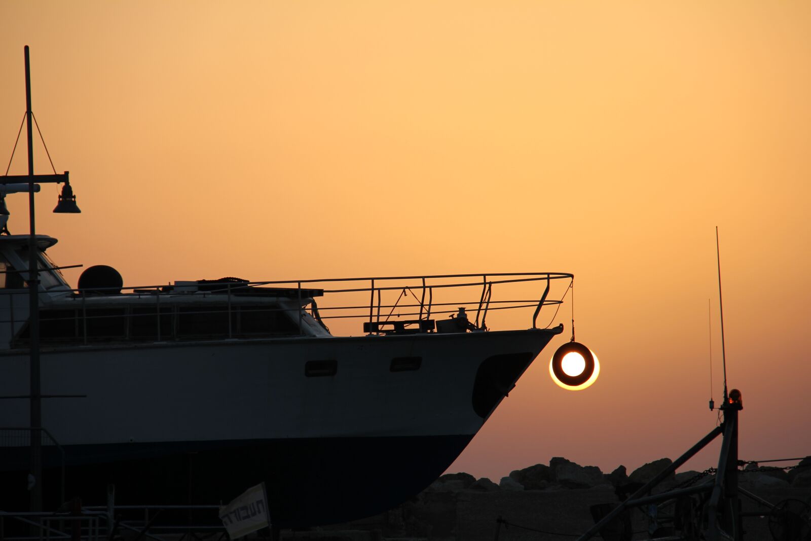 Canon EOS 550D (EOS Rebel T2i / EOS Kiss X4) sample photo. Ship, tyre, evening photography