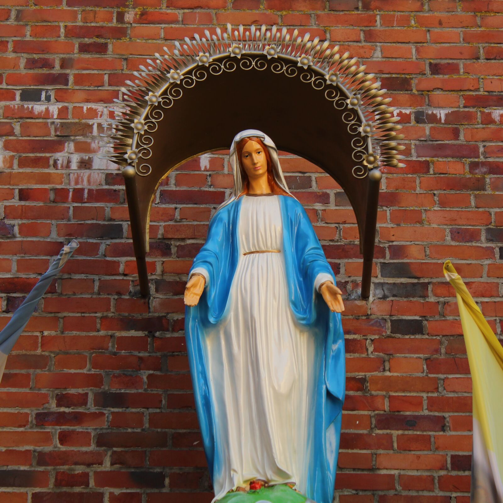 Canon EOS 4000D (EOS Rebel T100 / EOS 3000D) sample photo. Mary, the figurine, religion photography