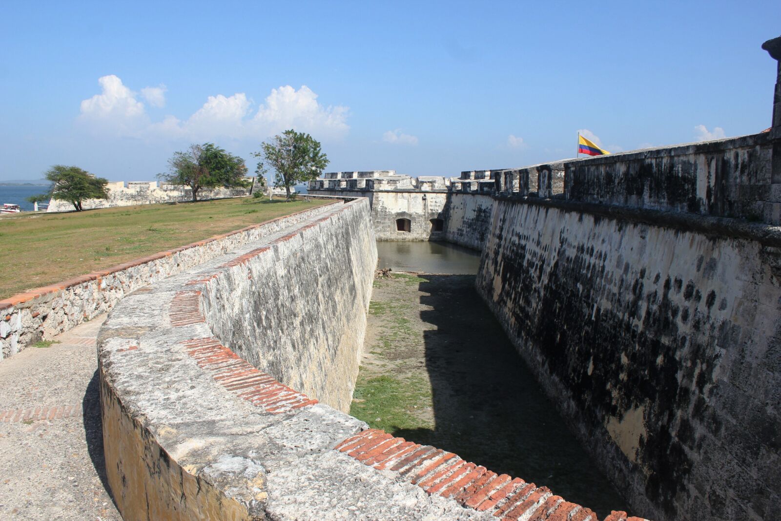 Canon EOS 550D (EOS Rebel T2i / EOS Kiss X4) sample photo. Cartagena, colombia, strong military photography