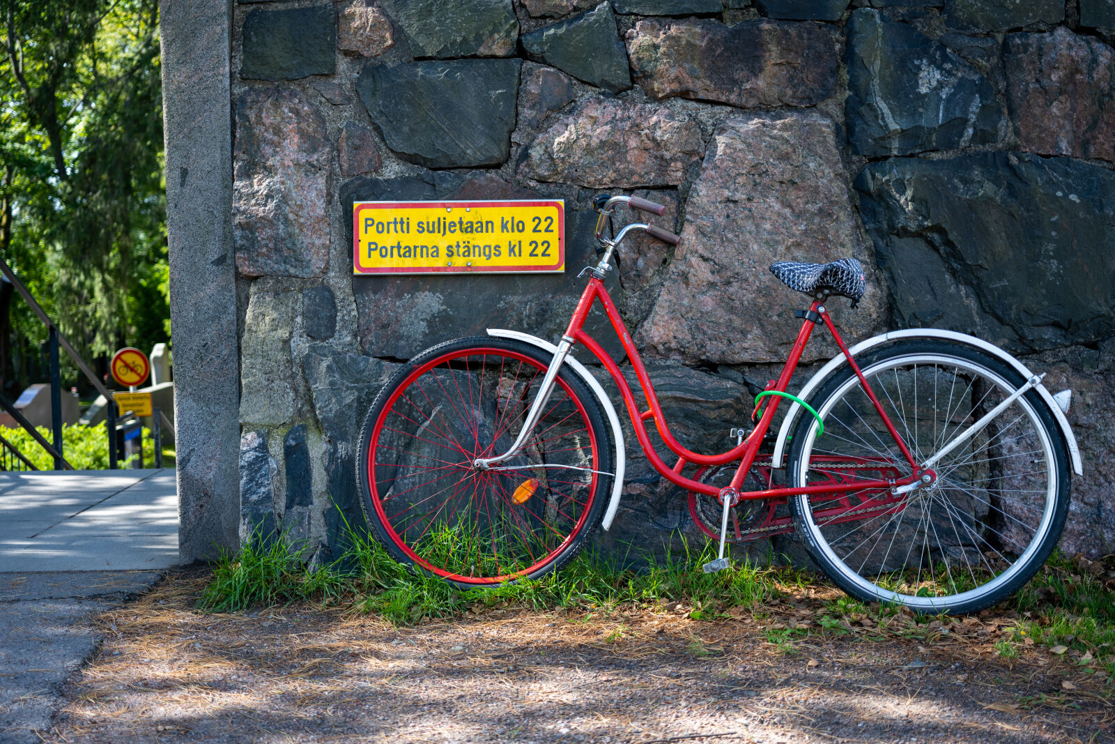 Nikon Z7 II sample photo. Bicycle by the wall photography