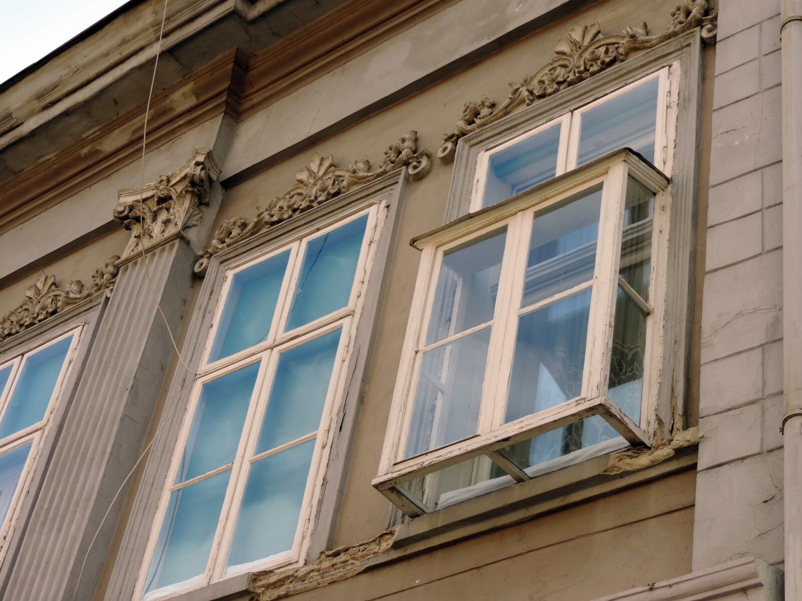 Nikon Coolpix P520 sample photo. Baroque, windows, house, architecture photography