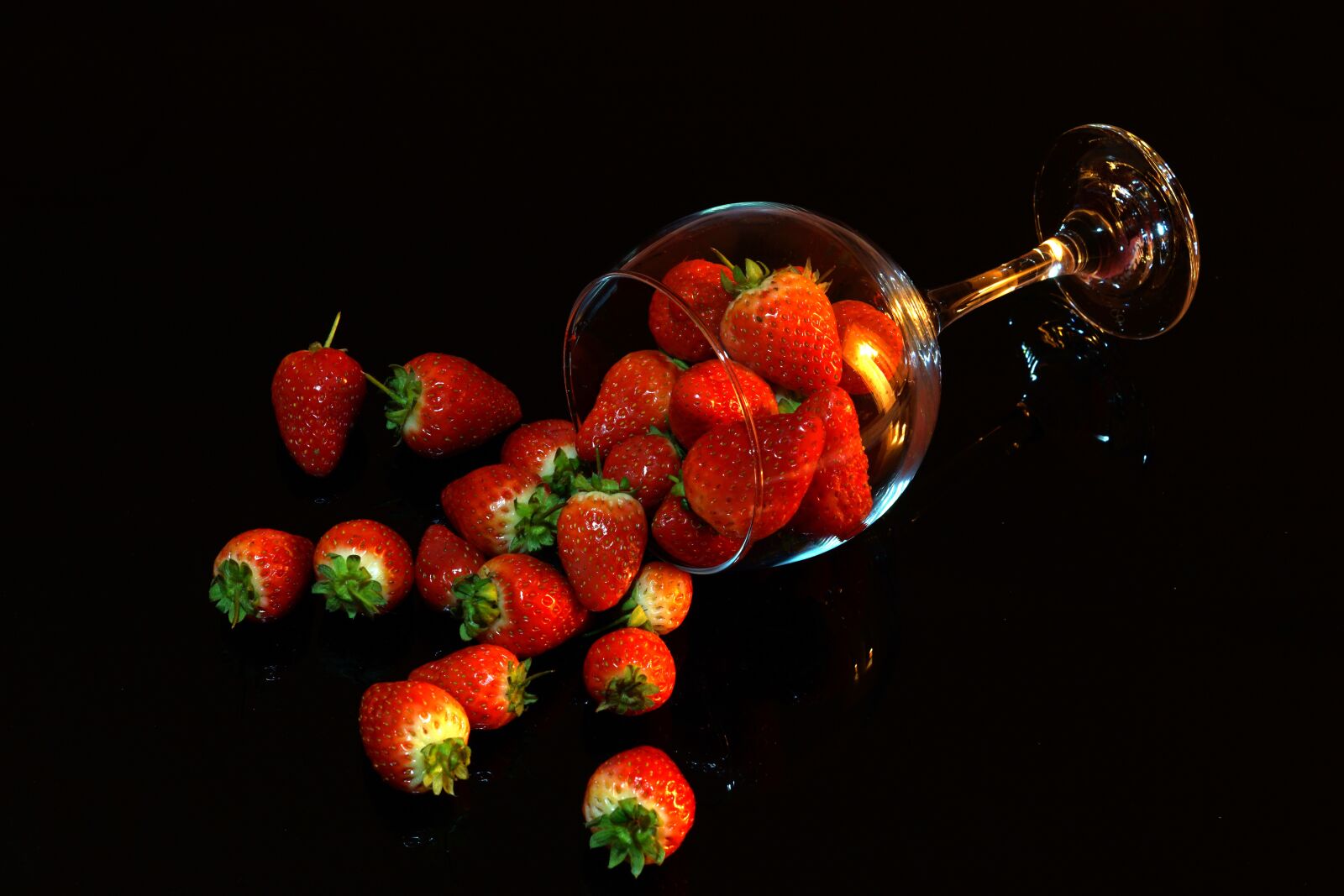 Sony SLT-A68 sample photo. Strawberries, glass, juicy photography