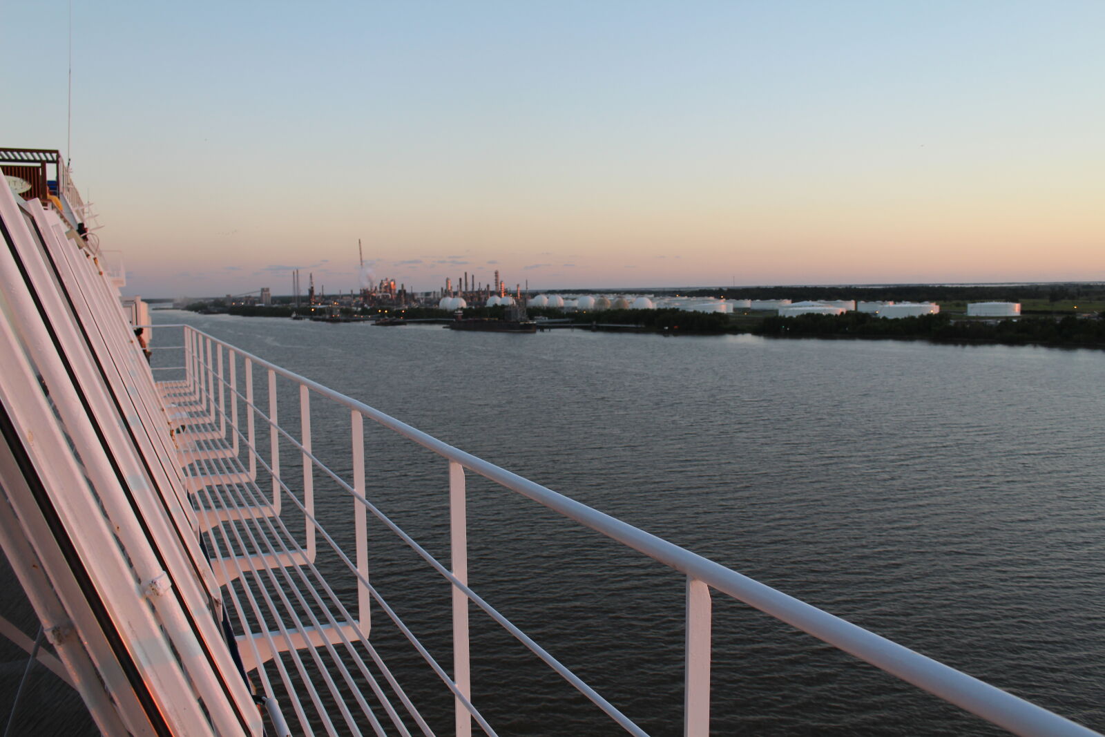 Canon EOS 700D (EOS Rebel T5i / EOS Kiss X7i) sample photo. Cruise, ship, cruising, mississippi photography