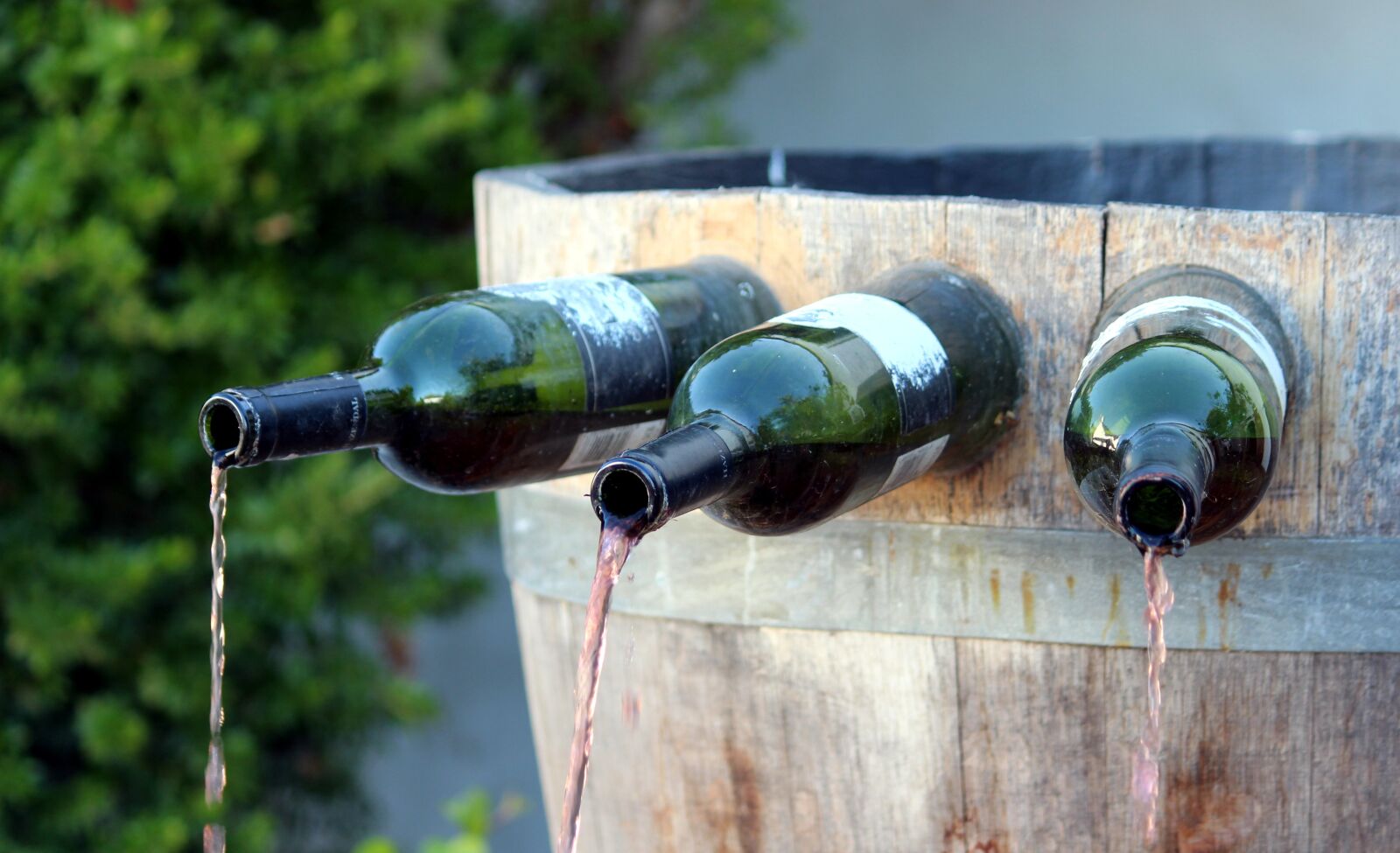 Canon EOS 650D (EOS Rebel T4i / EOS Kiss X6i) sample photo. Fountain, wine barrel, bottles photography