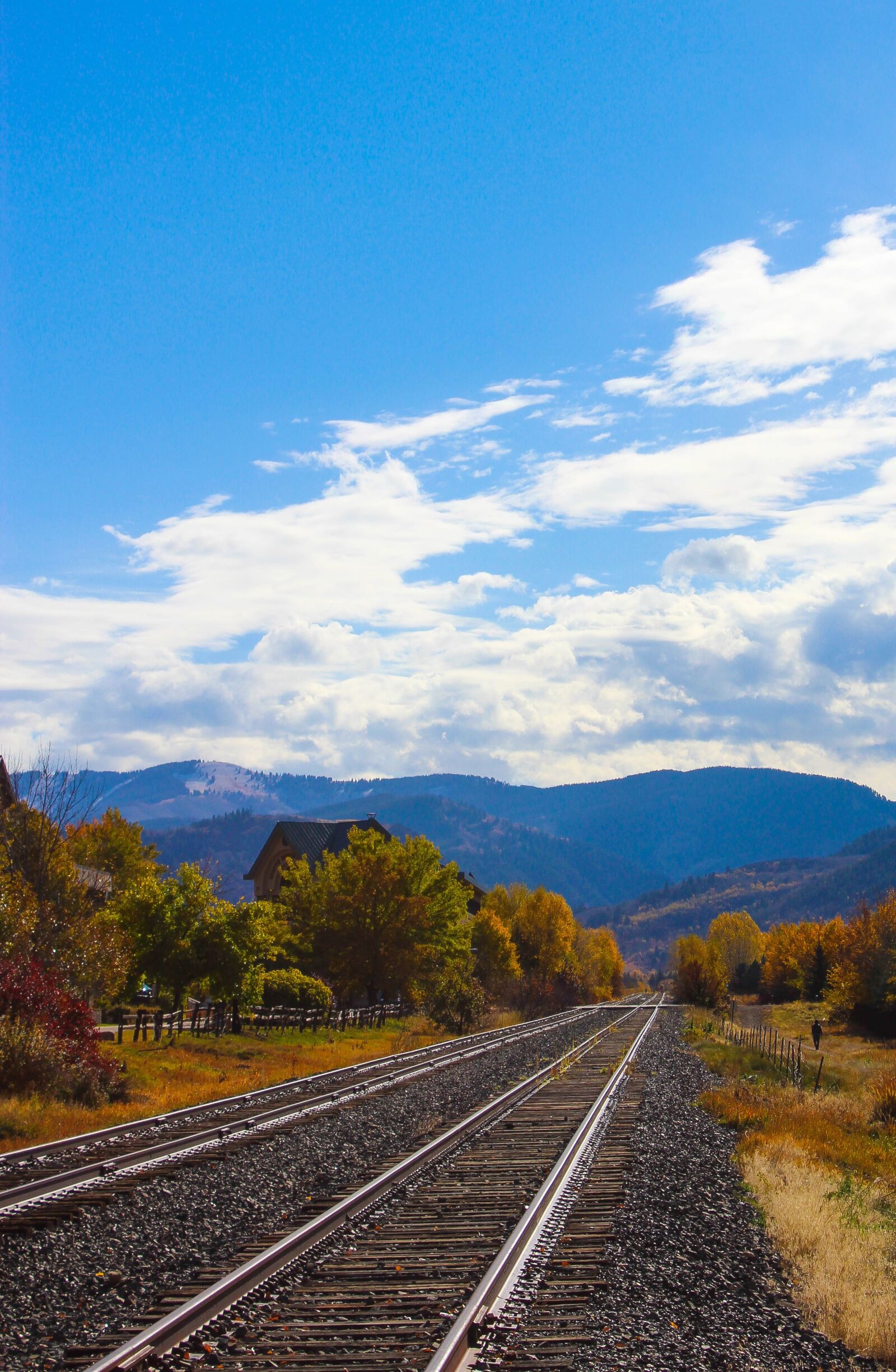 Canon EOS 1200D (EOS Rebel T5 / EOS Kiss X70 / EOS Hi) sample photo. Railroad track, mountains, colorado photography