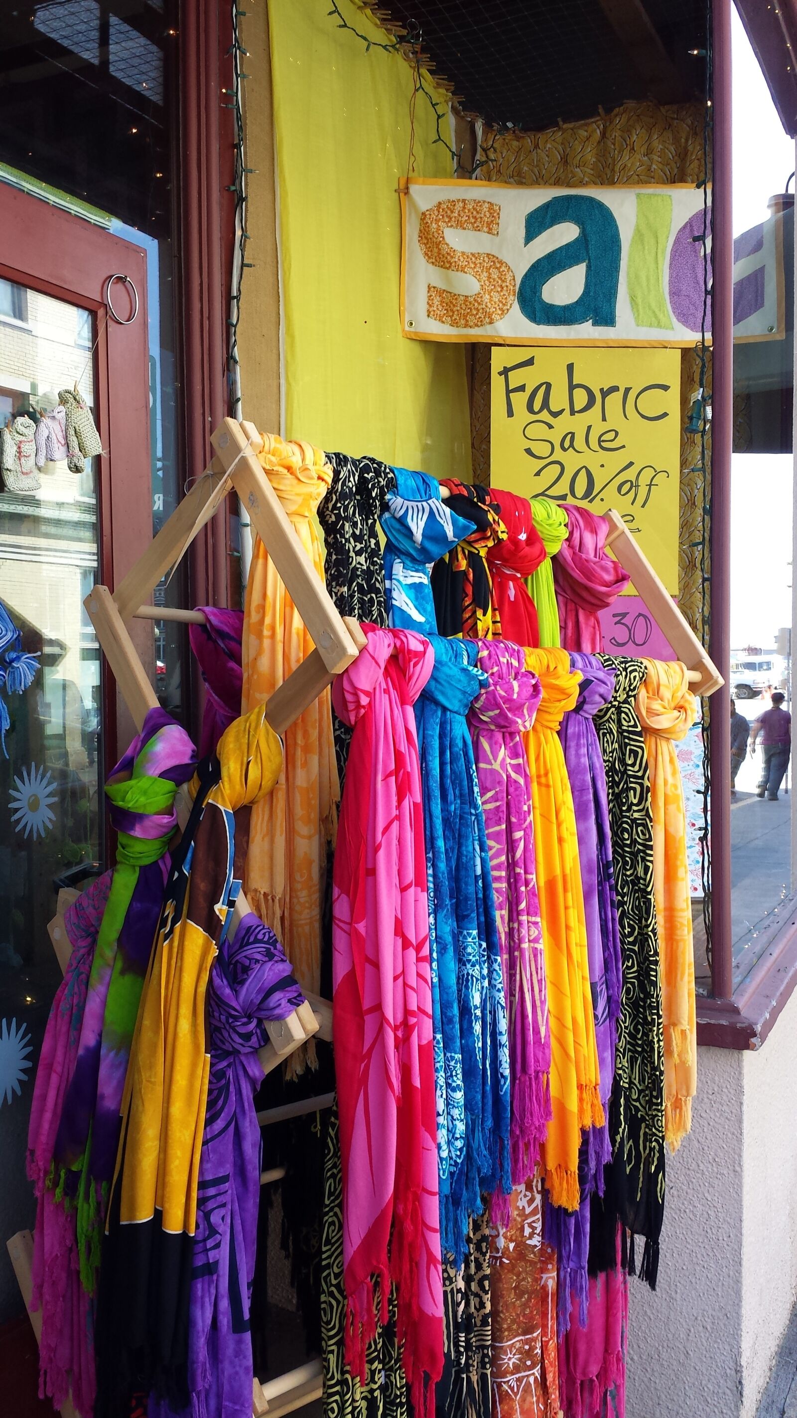 Samsung Galaxy S4 sample photo. Colorful scarves, fabric, store photography