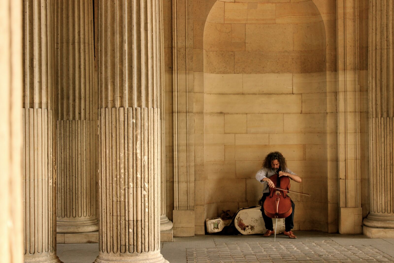 Canon EOS 600D (Rebel EOS T3i / EOS Kiss X5) sample photo. Paris, street artist, cello photography