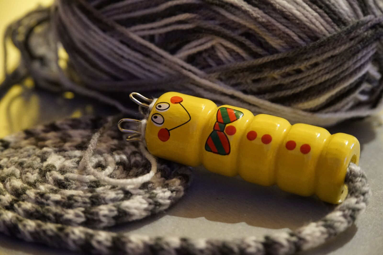 Sony a7R II + Sony E PZ 18-105mm F4 G OSS sample photo. Strickliesel, knitting, wool photography