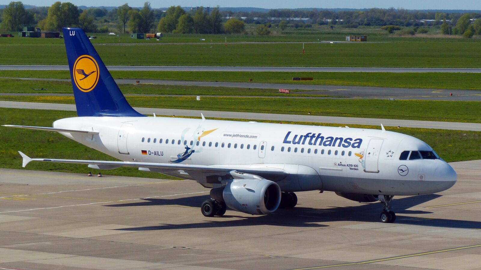 Panasonic Lumix DMC-FZ200 sample photo. Aircraft, landing, airport photography