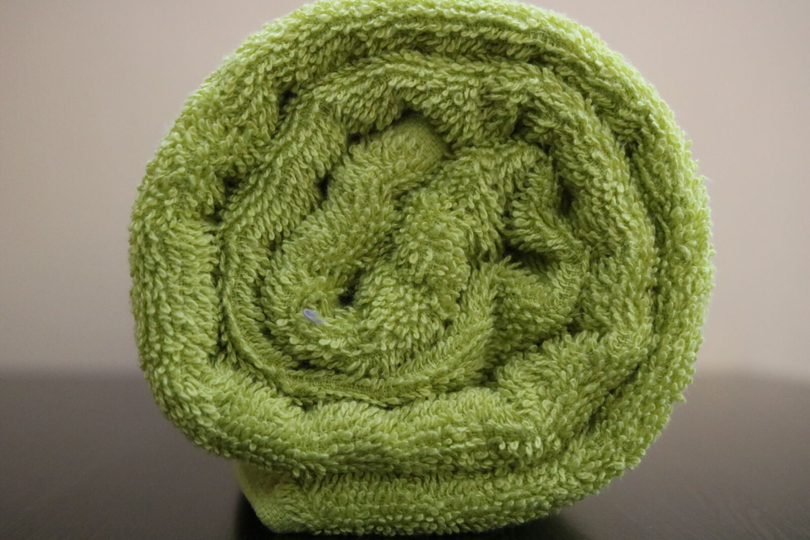 Canon EOS 750D (EOS Rebel T6i / EOS Kiss X8i) sample photo. Bath towel, 450 gsm photography