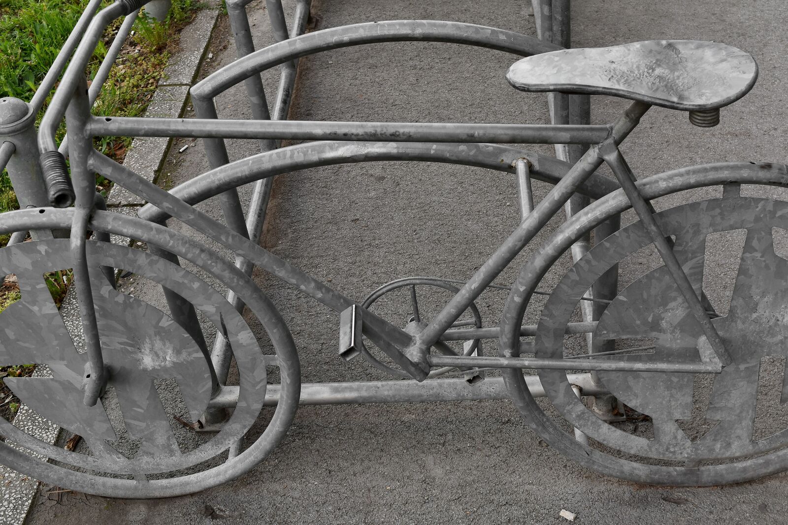 Nikon D5500 sample photo. Bicycle, parking lot, sculpture photography