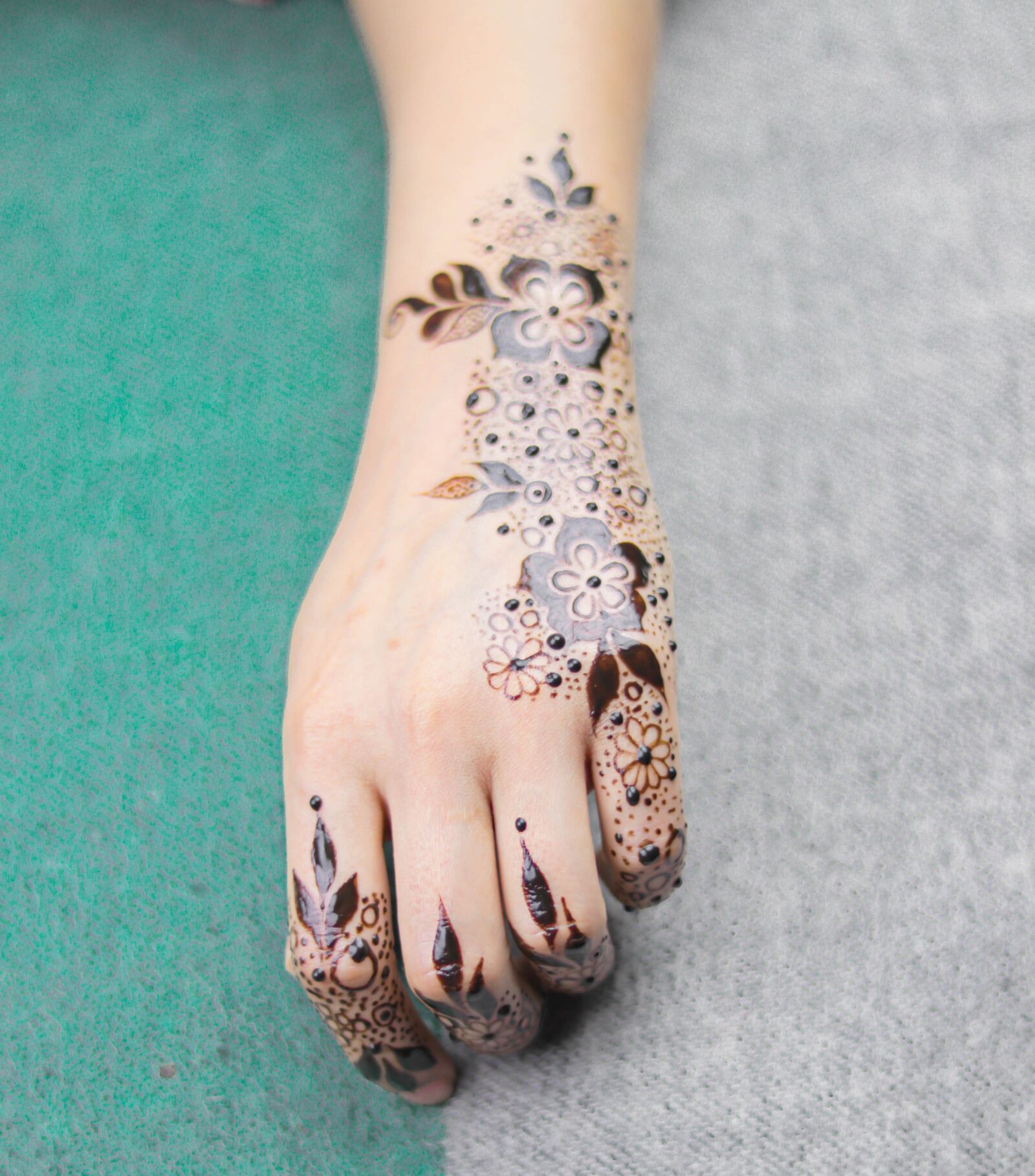 Canon EOS 80D + Canon EF 50mm F1.8 STM sample photo. Wedding, bridal, henna photography