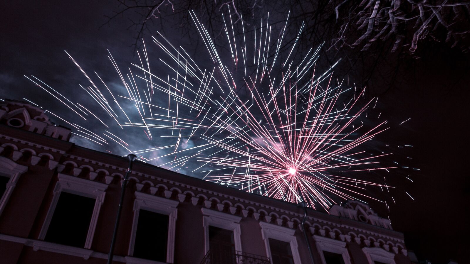 Canon EOS 60D + Canon EF-S 18-55mm F3.5-5.6 IS sample photo. Fireworks, building, night photography