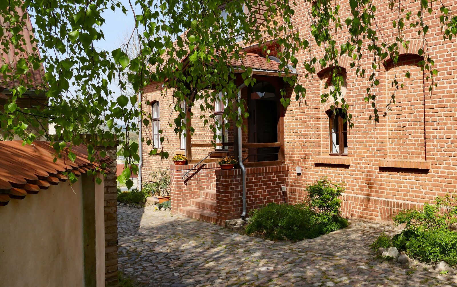 Panasonic Lumix DMC-FZ1000 sample photo. House, facade, brick photography