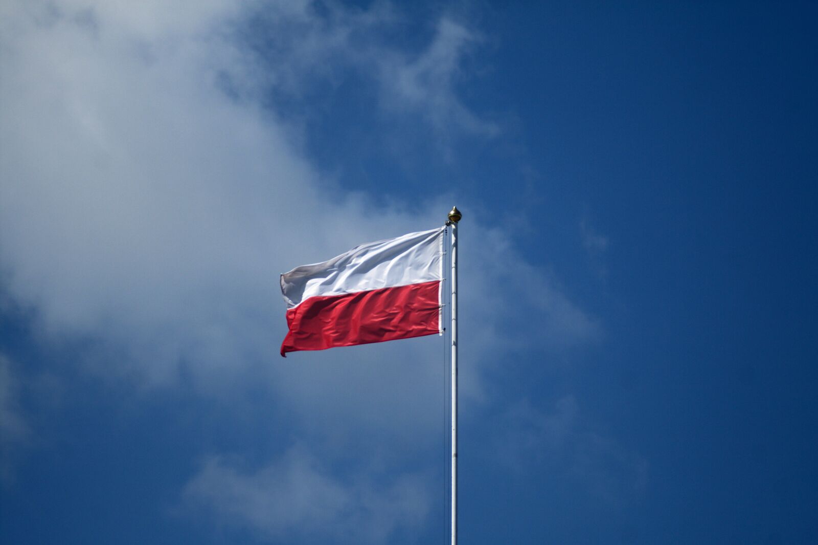 Canon EOS 400D (EOS Digital Rebel XTi / EOS Kiss Digital X) sample photo. Polish flag, sky, flag photography