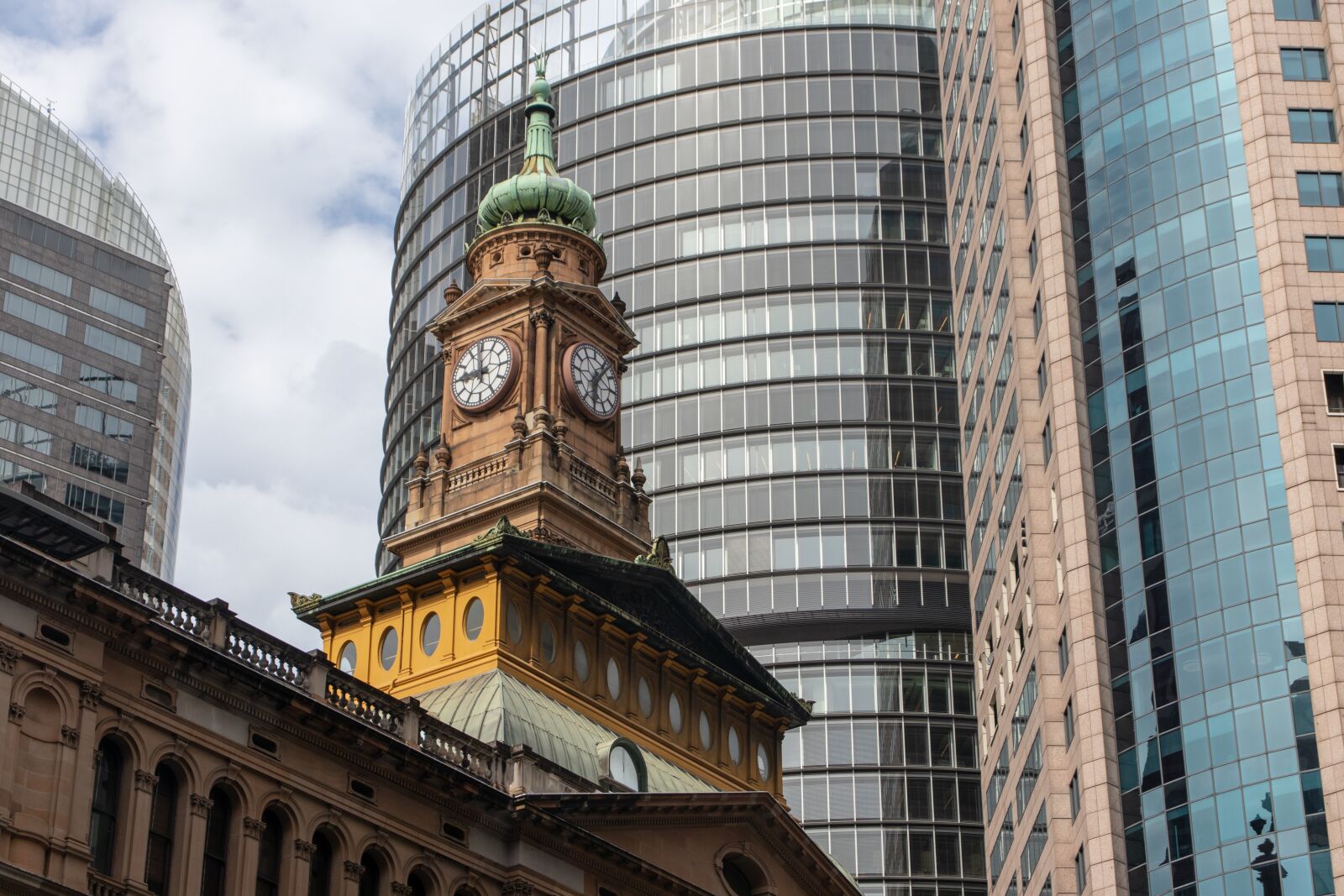 Canon EOS 200D (EOS Rebel SL2 / EOS Kiss X9) sample photo. Building, city, clock photography
