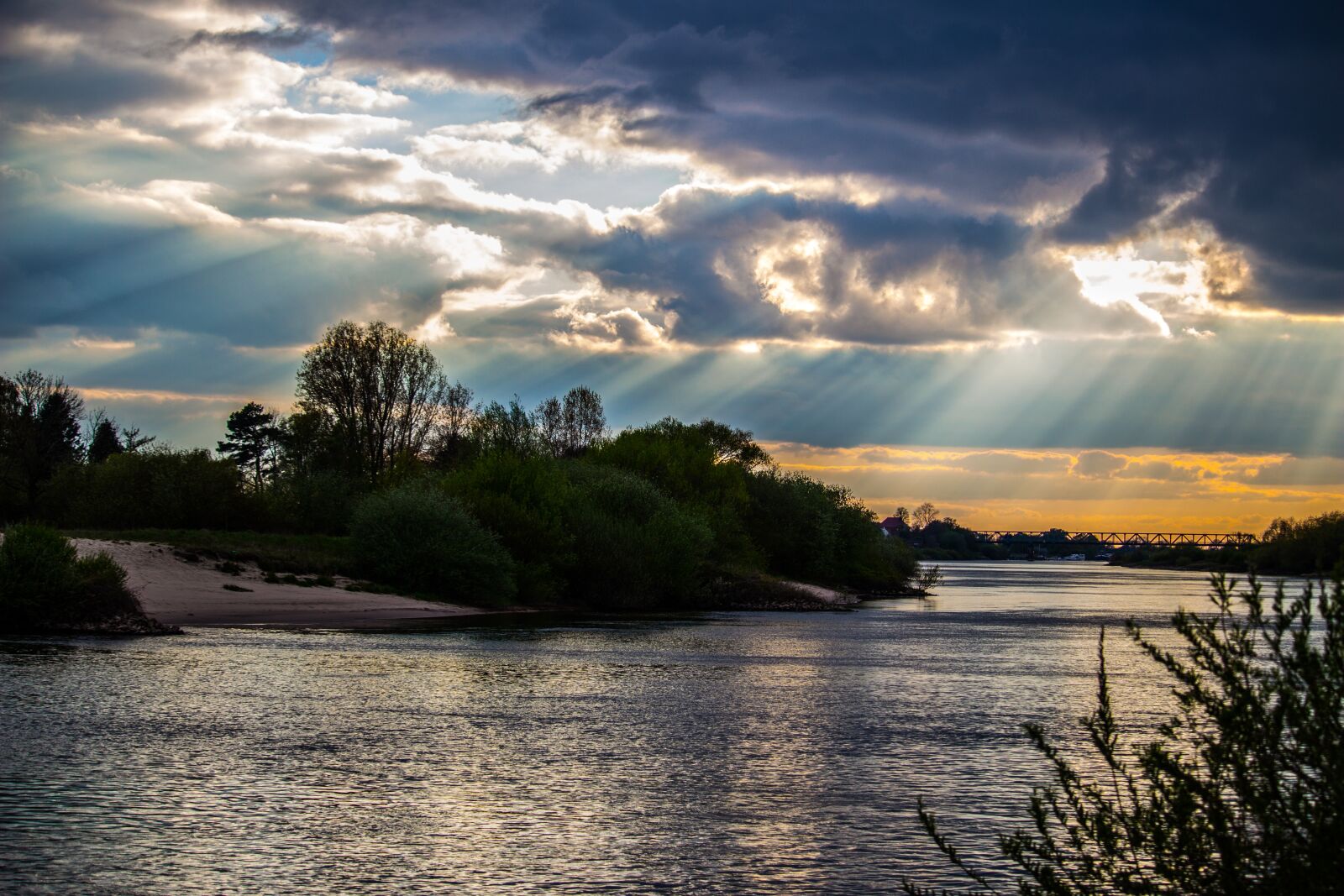 Canon EOS 100D (EOS Rebel SL1 / EOS Kiss X7) sample photo. Weser, river, water photography