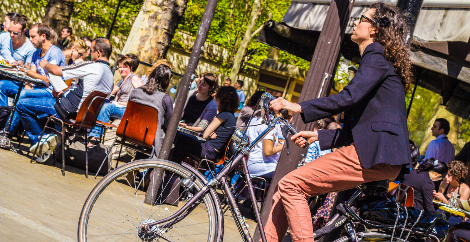 Canon EF 50mm F1.8 II sample photo. Bicycle, pub, public, place photography