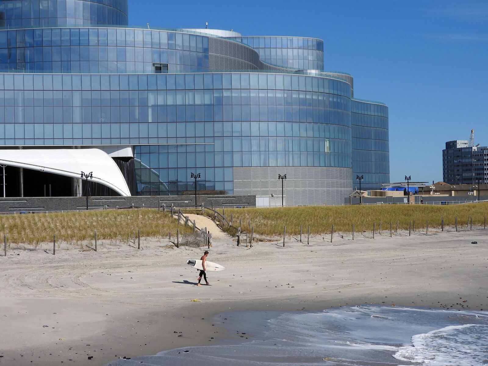 Nikon Coolpix P610 sample photo. Beach, building, ocean, surf photography