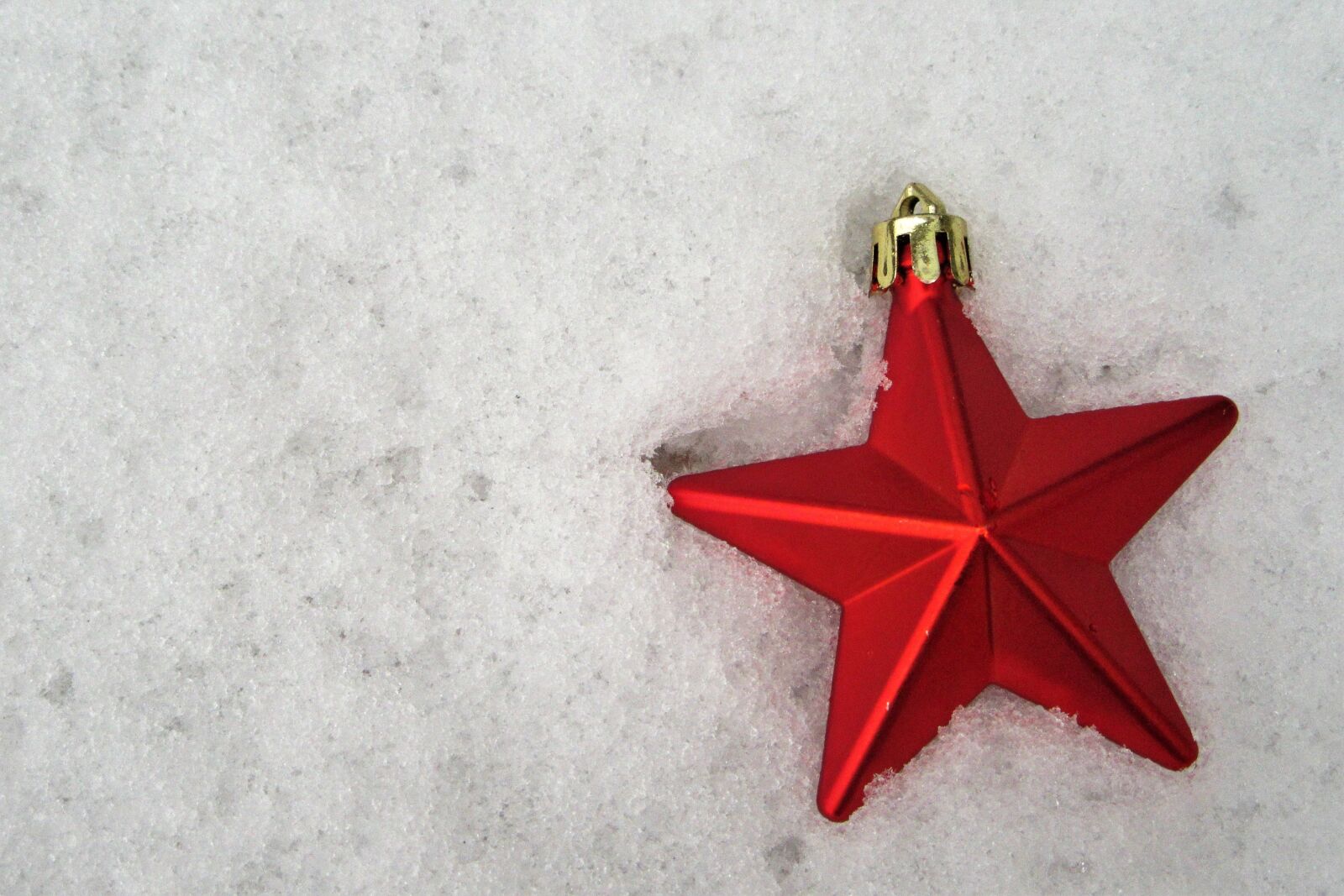 Canon PowerShot SX610 HS sample photo. Star, snow, red photography