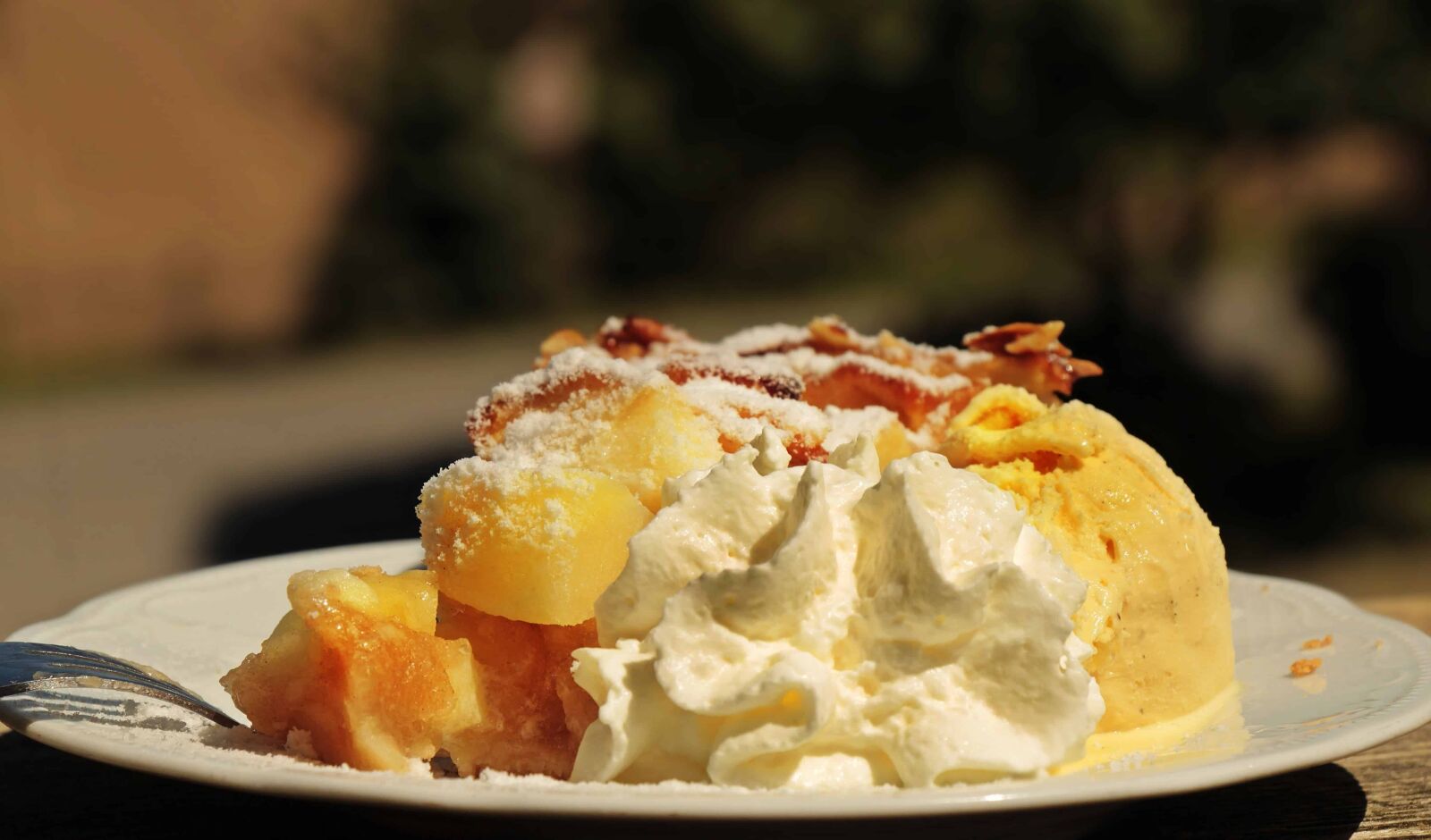 Canon EOS 100D (EOS Rebel SL1 / EOS Kiss X7) sample photo. Delicious, cream, food, plate photography