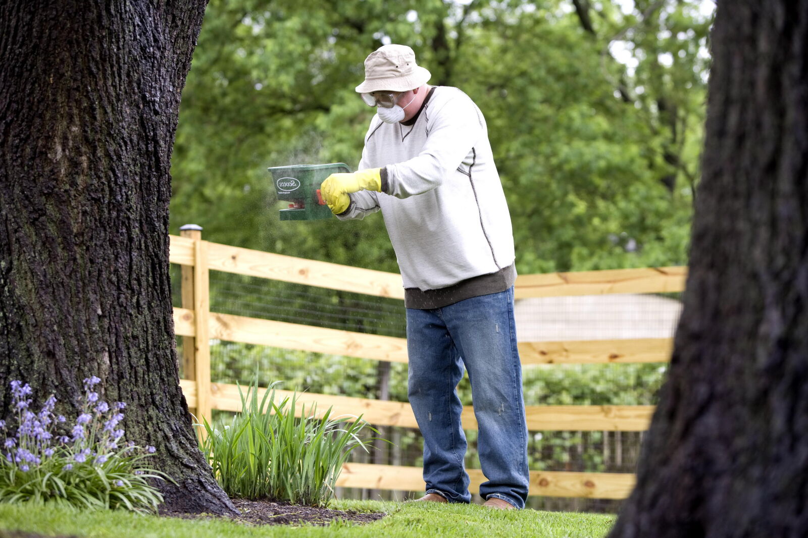 Canon EOS-1Ds Mark II sample photo. Man, gardening photography