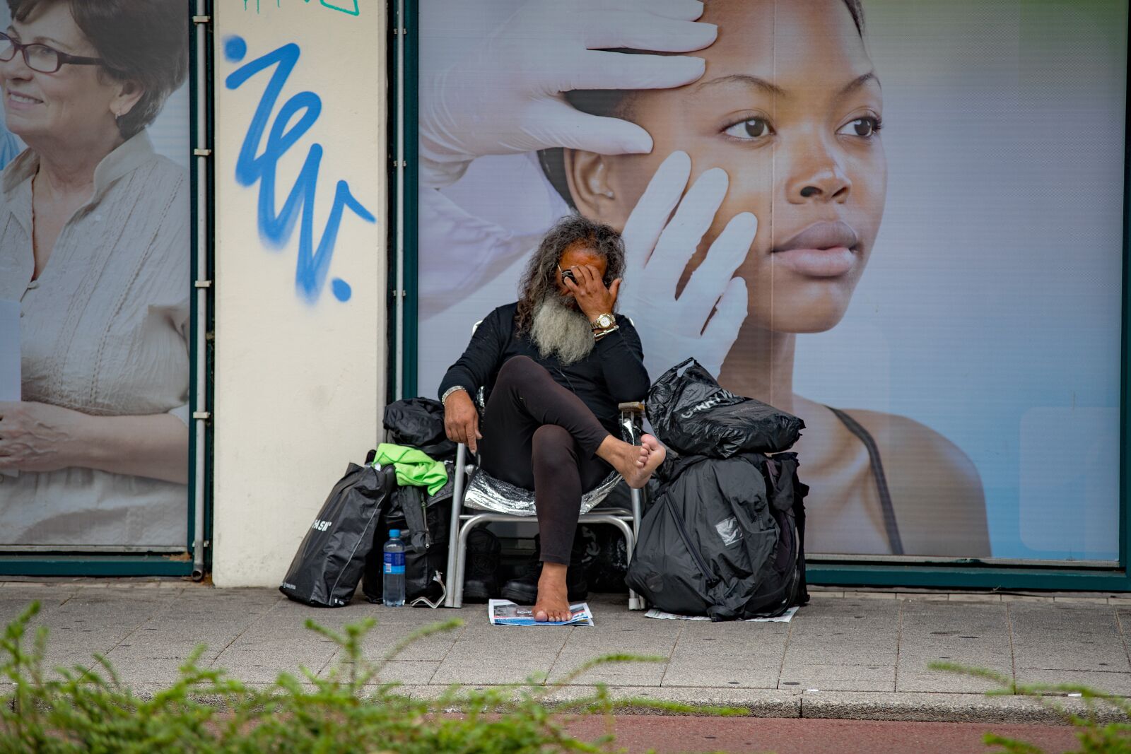 Canon EOS 6D Mark II sample photo. Hands, man, homeless photography