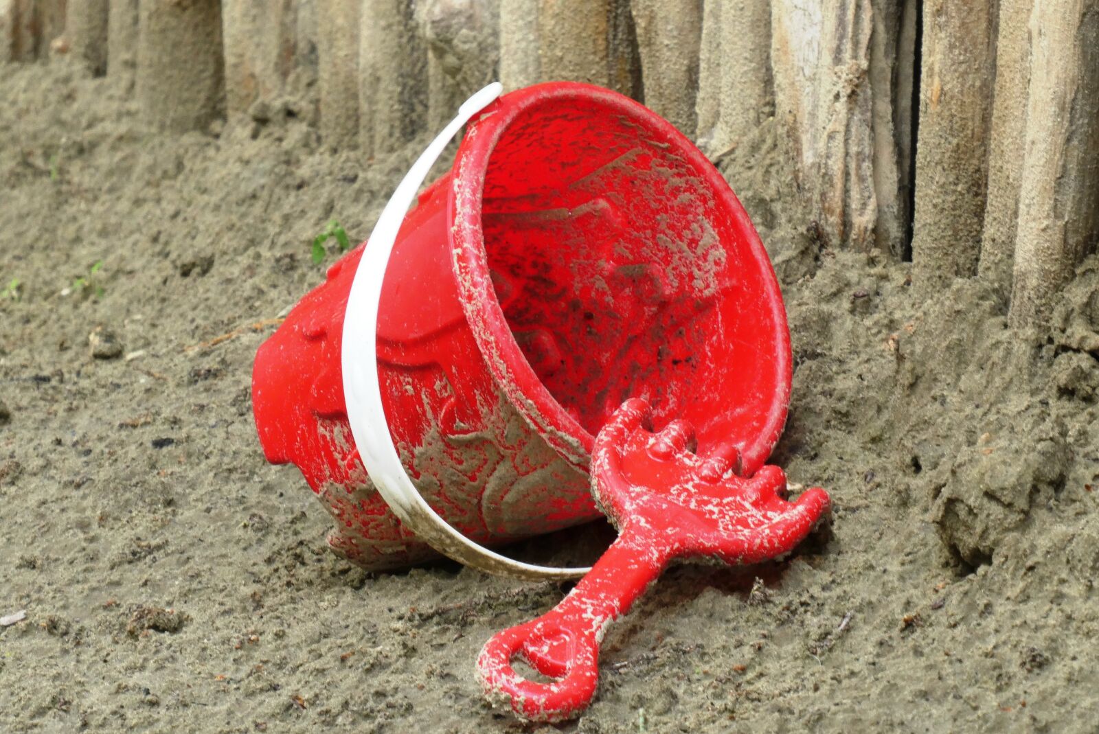 Panasonic Lumix DC-ZS70 (Lumix DC-TZ90) sample photo. Toys, sand, bucket photography