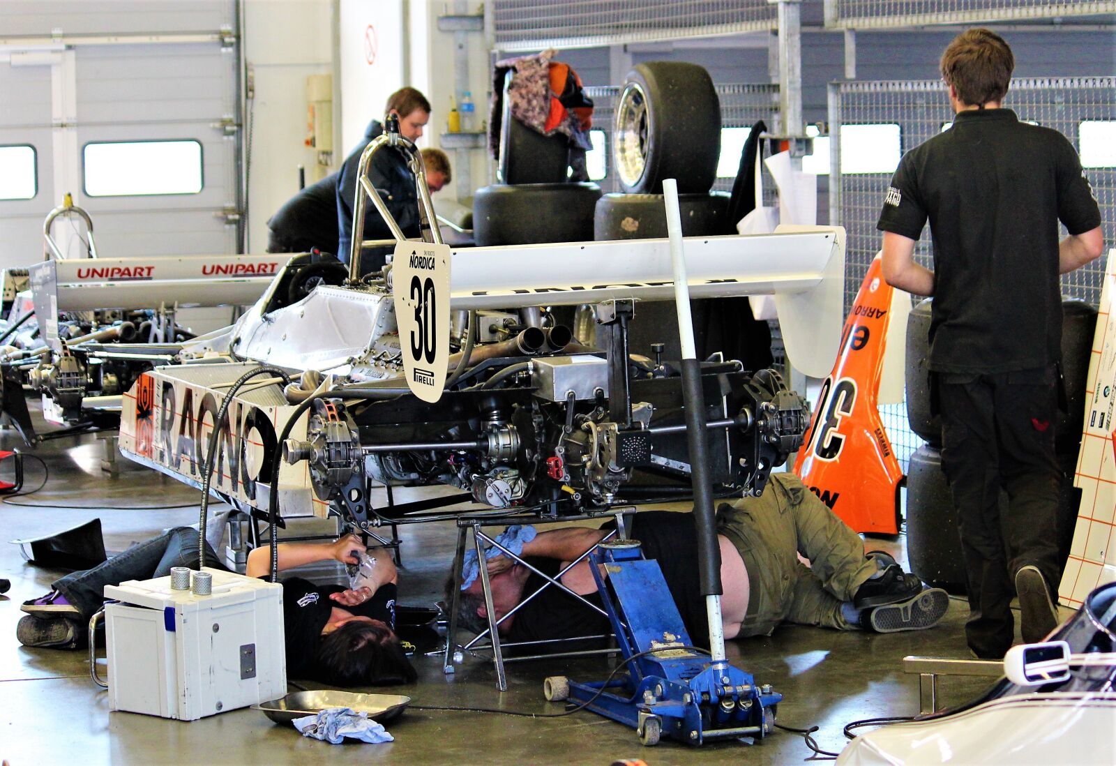 Canon EOS 600D (Rebel EOS T3i / EOS Kiss X5) sample photo. Workshop, motorsport, racing car photography